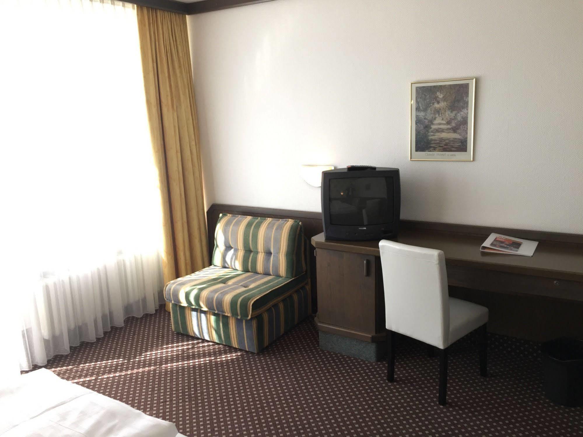 Terminal Hotel Koeln Buitenkant foto