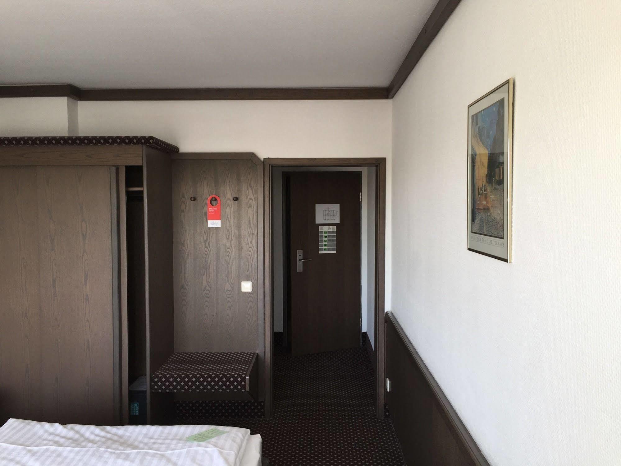 Terminal Hotel Koeln Buitenkant foto