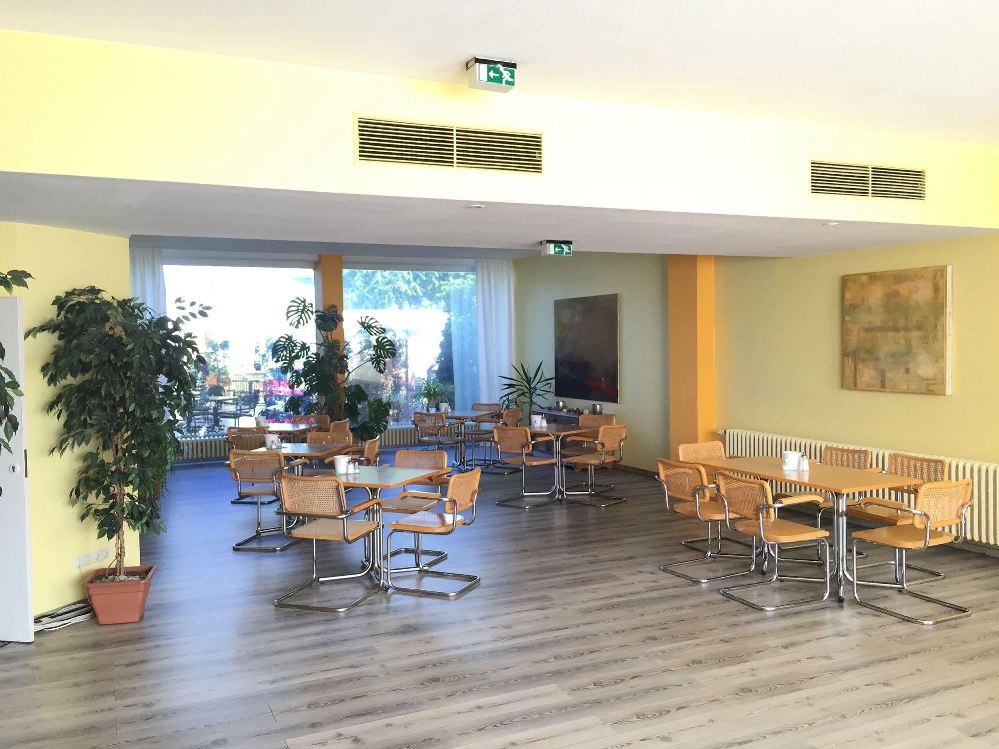 Terminal Hotel Koeln Buitenkant foto